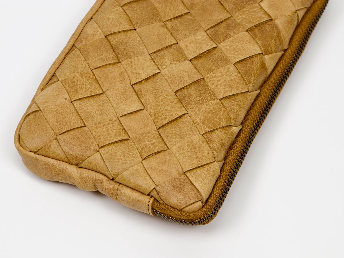Cartera de mano Milloo Chloe tejida a mano en marrón desgastado