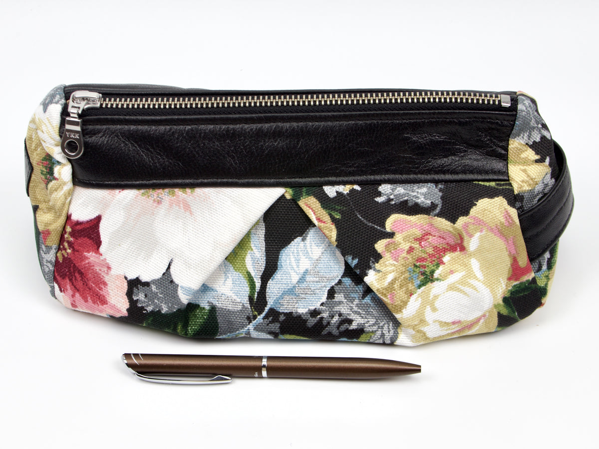 Bolsa de accesorios Milloo Estia de lona con estampado floral oscuro