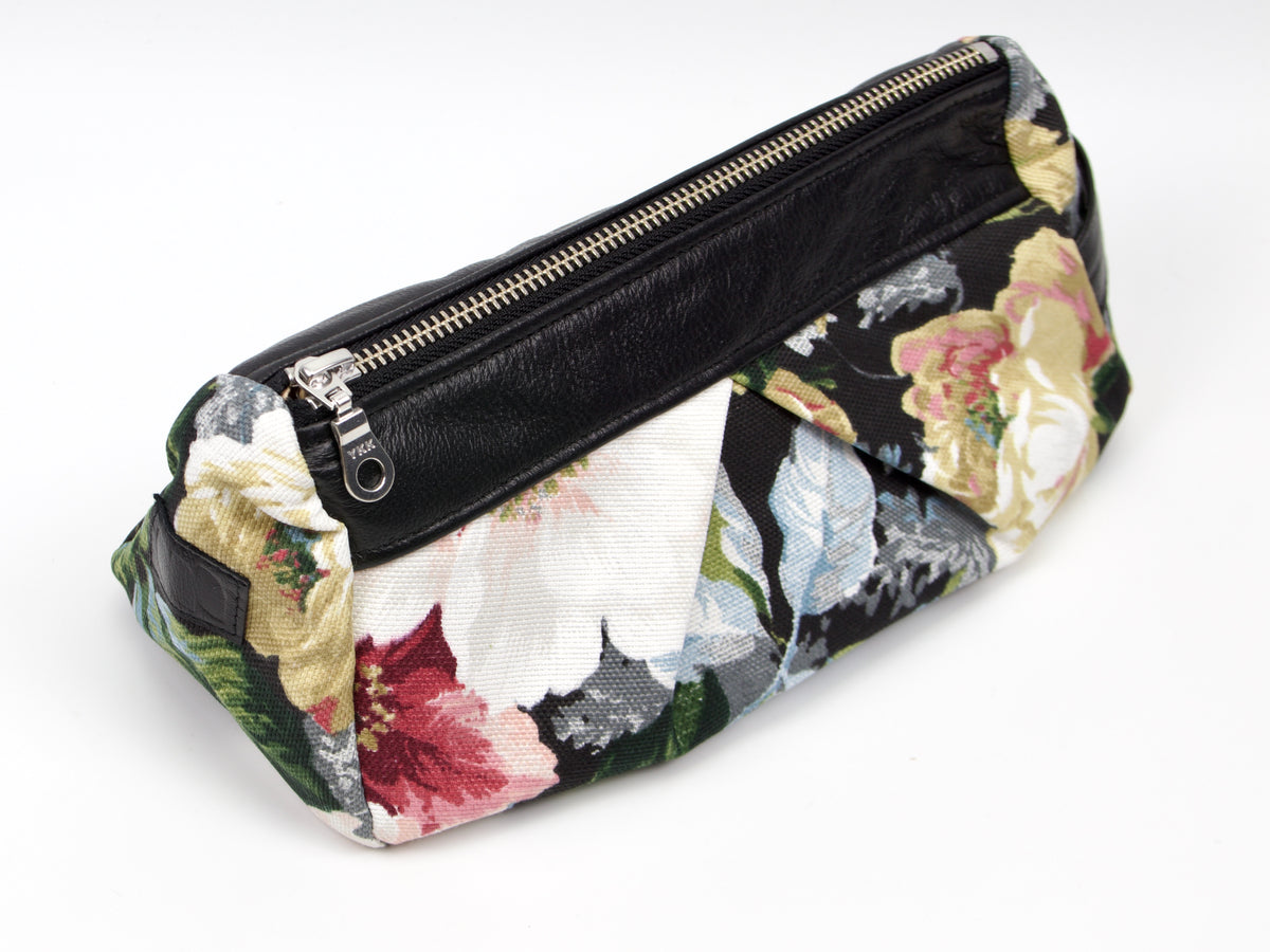 Bolsa de accesorios Milloo Estia de lona con estampado floral oscuro